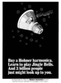 宇宙船ジェミニ6-A号で自社のハーモニカが演奏されたあとのホーナー社の広告。「ホーナーのハーモニカを買ってジングル・ベルの吹き方を習えば、30億人(当時の地球の人口)が仰ぎ見てくれるかも」
