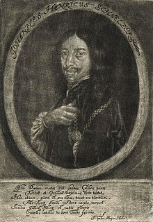 Dessin en noir et blanc d'un homme posant de trois-quart, un texte en latin est présent sous le dessin