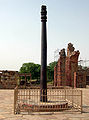 Pilar de fierro de Delhi, muestra de la sofisticada metalurxa de la India antigua.