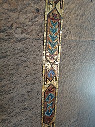 Fəxri zalın girişindəki tirlərin üzərindəki mozaika bəzəyi