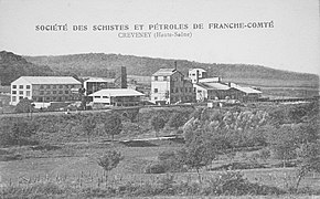 L'usine de distillation de schiste bitumieux de Creveney, rare exploitation en France dans l'entre-deux-guerres.