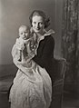 Diana con il figlio Julian Sandys nel 1937, di Bassano