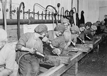 NARA image of female workers making ordnance in 1918