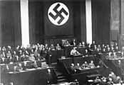 אדולף היטלר נואם ברייכסטאג ב-23 במרץ 1933