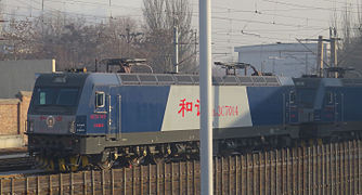 Sechsachsige Güterzuglokomotiven der Baureihe HXD3 in Taiyuan
