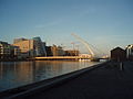 Samuel Beckett Bridge (opnað í 2010) ímyndar eina írska hørpu, serstaki bygningurin til vinstru er nýbygda National Conference Centre á Spencer Dock.