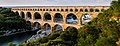 El Puente del Gard es un acueducto situado en el sur de Francia. Se construyó durante el siglo I y mide 49 m de alto y 275 m de largo. Es el acueducto romano más alto y también, junto al acueducto de Segovia, en España, uno de los mejor conservados. Fue declarado Patrimonio Mundial de la Humanidad por la UNESCO en 1985. Por Benh LIEU SONG.