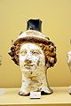 Terakotová váza v tvare Dionýzovej hlavy (okolo roku 410 pred Kr.) – vystavená v Múzeu antickej Agory v Aténach
