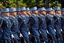 Militares franceses marchando durante as comemorações do Dia da Tomada da Bastilha.