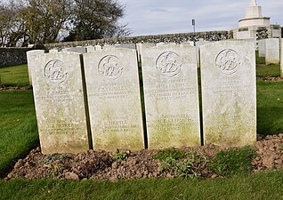 Tombes de 8 soldats du Royal Warwickshire Regiment tous tombés le 21 mars 1917, lors de l'attaque de la Ligne Hindenburg.