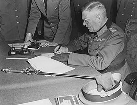 Poľný maršal Wilhelm Keitel podpisuje kapituláciu Nemecka