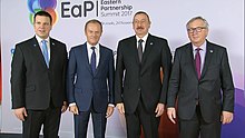 Ilham Aliyev avec le Premier ministre estonien, président du Conseil européen, président de la Commission européenne au sein du sommet du partenariat oriental de l'UE 2017 (de gauche à droite)