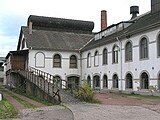 Gebäude der ehemaligen Kristallfabrik im Gelände der Abtei