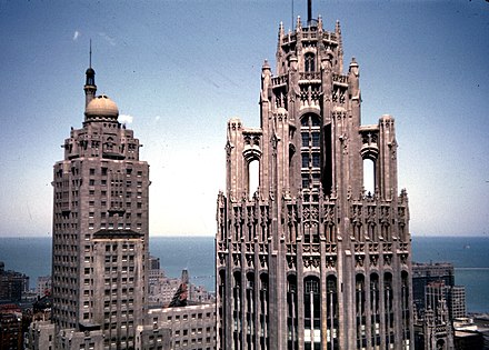 Topo da Tribune Tower, em Chicago (à direita) por John Mead Howells e Raymond Hood (1923–1925)