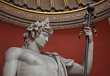 Kolosálna socha Antinusa ako Dionýza.