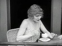 Edna Purviance elokuvassa The Adventurer (1917)