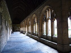 نیو کالج (معروف به کالج سنت ماری) در آکسفورد در سال ۱۳۷۹ میلادی تأسیس شد.