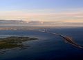 Vista aèria del Pont de l'Oresund amb l'illa artificial de Peberholm a la meitat dreta de la foto.