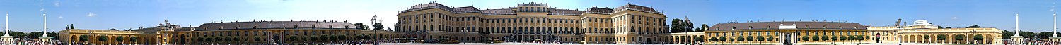 Panorama pałacu Schönbrunn poczynając od bramy wejściowej, poprzez cour d'honneur, do frontu pałacu