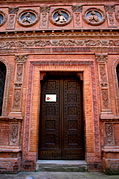 Puerta renacentista en el Oratorio dei Celestini en Bolonia