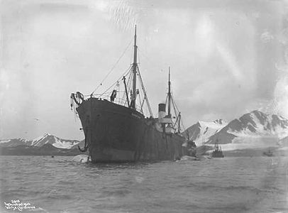 Una fotografía del barco ballenero factoría noruego Bucentaur en Bellsund, Spitsbergen