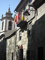 Calle medieval con la Iglesia de San Vicente al fondo.