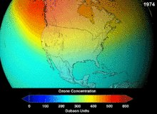 Animasi yang menunjukkan representasi berwarna dari distribusi ozon berdasarkan tahun di atas Amerika Utara dalam 6 langkah. Dimulai dengan banyak ozon tetapi pada tahun 2060 semuanya telah hilang.