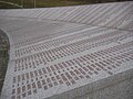 Monument où figure la liste de noms des victimes du massacre.