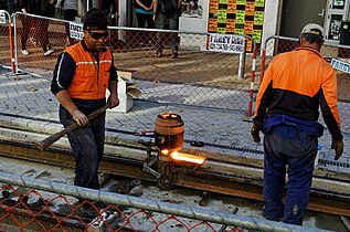 Joining tram tracks using an exothermic weld