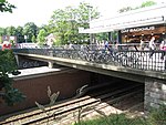 „Busbrookbrücke“ über die U1, Station Berne(Die Personen wurden unkenntlich gemacht)