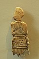 Conchiglia intarsiata che reca il nome di Akurgal, figlio di Ur-Nanshe, re di Lagash. Proto-Dinastico III (ca. 2500 a.C.). Scoperta a Tello, (antica Girsu).