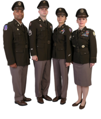Till vänster: Soldater som bär Army Combat Uniform (ACU) med kamouflagemönstret Operational Camouflage Pattern (OCP). Till höger: Soldater i Army Greens, daglig dräkt från 2020.