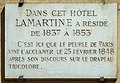 Lamartine résida au no 82 de 1837 à 1853. C'est là que vint l'acclamer le peuple de Paris, le 25 février 1848, après son discours en faveur du drapeau tricolore.