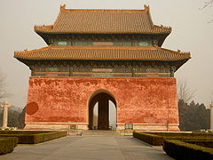 Paviljon Šengong Šengde Stele na početku svetog šetališta koje vodi do grobnica