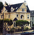 La C. A. Belden House, en estil Queen Anne Victorian a San Francisco.