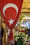 Turška zastava znotraj bazarja.