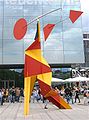 Alexander Calder, Klatno sa crvenim diskom, 1973., Stuttgart- Öffentlicher Platz.