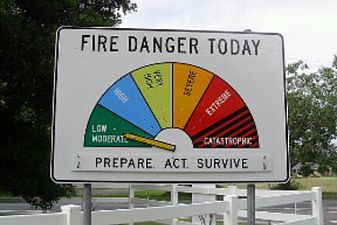 قرمز رنگ خطر آتش‌سوزی شدید در استرالیا است. نوارهای سیاه و قرمز جدید یک خطر فاجعه بار دیگر است.