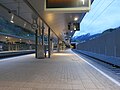 Bahnsteig 1/2 des neuen Bahnhofs mit Blick auf das Portal des Arlbergtunnels.