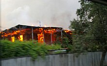 Tsxinvalidən Cavaya aparan yolun üzərində yerləşən Kexvi kəndində yanan ev