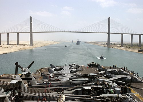 De Suezkanaalbrug gezien vanaf een Amerikaans marineschip.