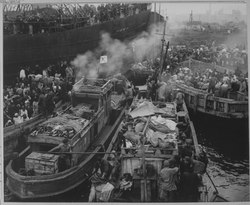 1950년 12월 19일 흥남 철수를 위해 물에 뜨는 것은 무엇이 타려는 북한주민. 남한 상륙함의 갑판과 여러 어선에 가득찬 피난민 들.
