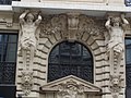 No 116 : détails de la façade autour de la porte d’entrée, avec les deux atlantes.
