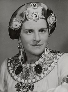 אלה פלש בשנת 1937 בתפקיד סילבנה באופרה "השלהבת" מאת רספיגי