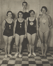 Krongeigerová, Friedländerová, Tautermannová a Jarmila Müllerová v roce 1929 s manažerem klubu ČPK Praha Hauptmannem