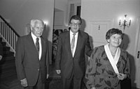 Jünger (kiri) dan istrinya Liselotte pada resepsi Presiden Bundestag, Philipp Jenninger pada tahun 1986.
