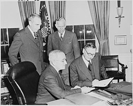 Mudofaa vaziri Jorj C. Marshall Prezident Trumen, Davlat kotibi Din Acheson va Fransiya Bosh vaziri Rene Pleven bilan Vashingtonga, 1951-yil 29-yanvarda Oq uyda.