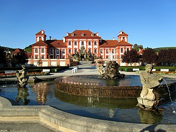 Barokní Trojský zámek stojící v pražské čtvrti Troja