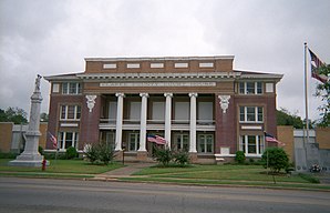 Das Clarke County Courthouse und das Confederate Monument in Quitman, gelistet im NRHP Nr. 94000511[1]