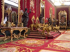 Salle du Trône aux murs recouverts de velours de Gênes cramoisi[3] et au trône symbolique protégé par 4 lions dorés.